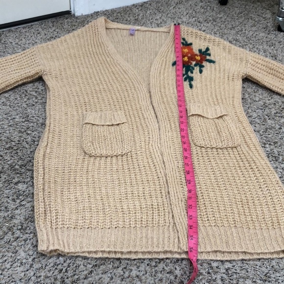Francesca’s Collection Alya Cardigan Sweater Medium Tan Floral Embroided - Picture 8 of 9